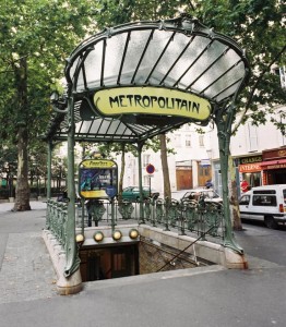 A entrada para o metro de Paris